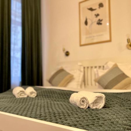Old Town Jacuzzi Studio Бухарест Екстер'єр фото