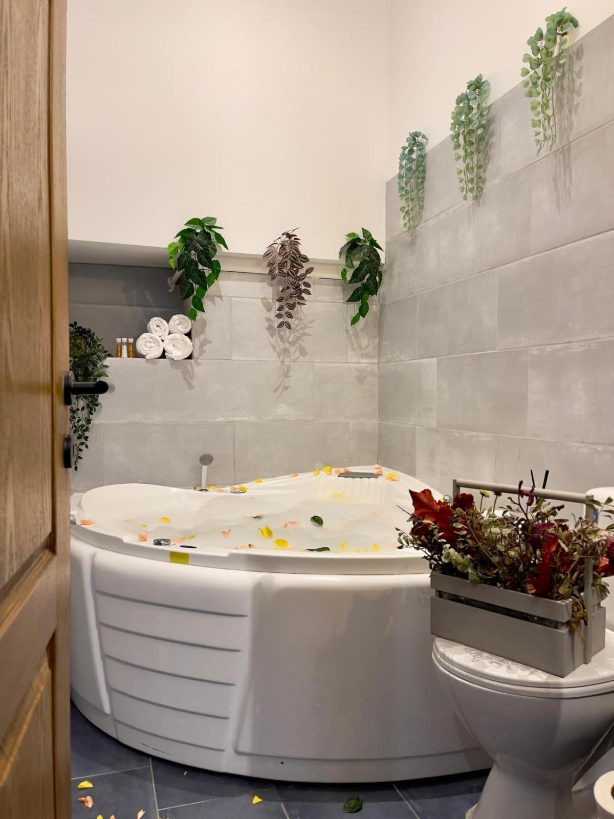 Old Town Jacuzzi Studio Бухарест Екстер'єр фото